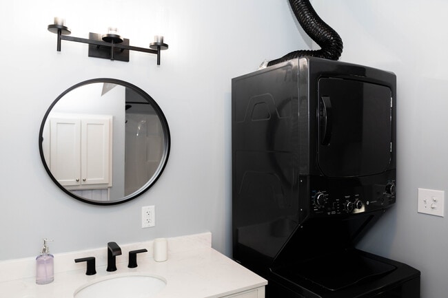 Building Photo - Unit B