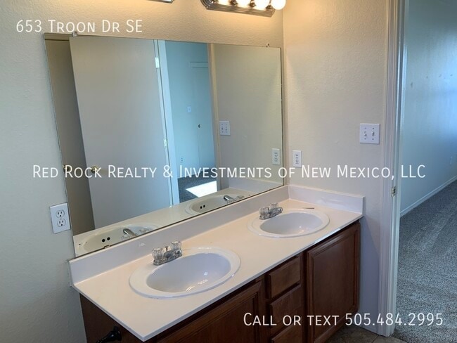 Building Photo - 653 Troon Dr SE