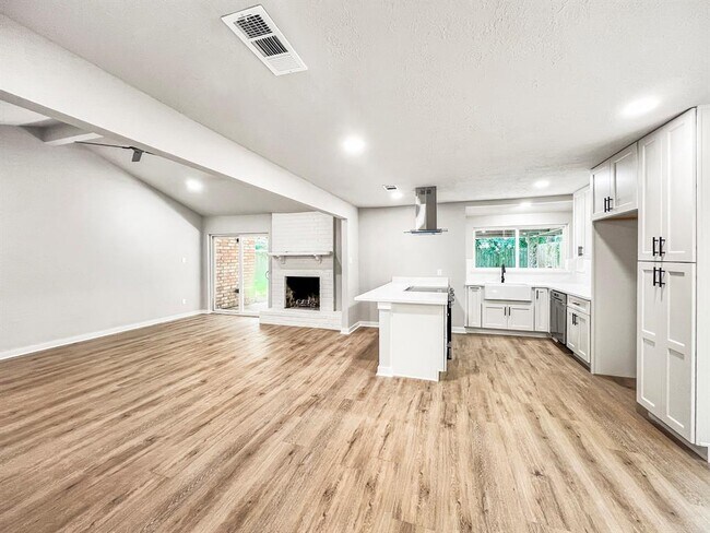 Building Photo - 23207 Naples Dr