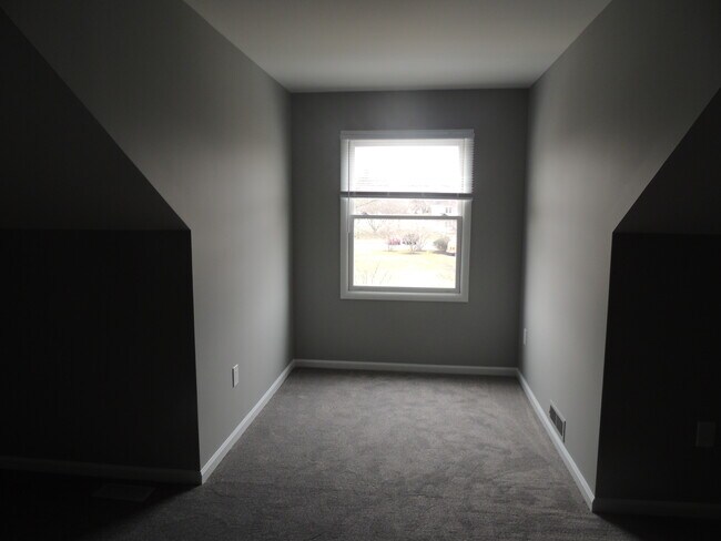 Building Photo - 404 Pinebrooke Cir