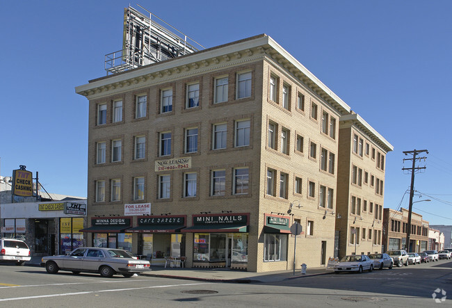 Building Photo - 498 25th St