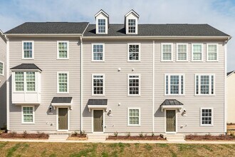 Building Photo - Available NOW! 4 Bed, 4 Bath in 751-South Neighborhood!