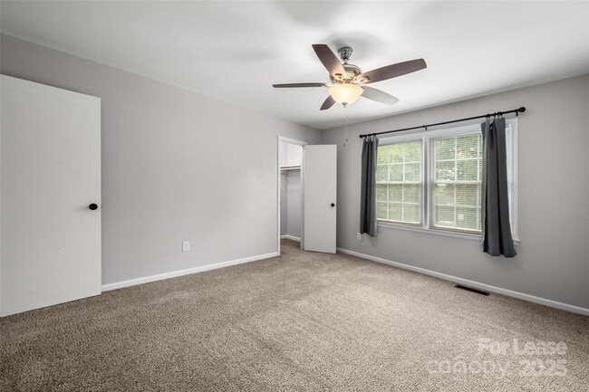 Building Photo - 1422 Delane Ave