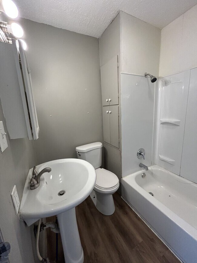 Building Photo - 304 E Park St