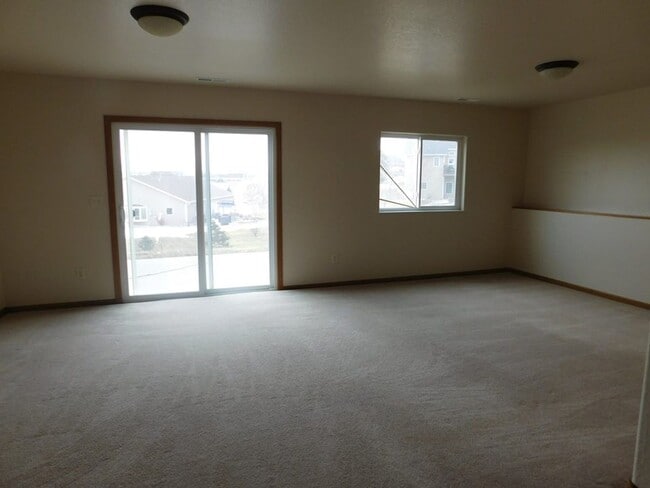 Building Photo - Charming 3 Bed, 2 Bath Townhome with Singl...