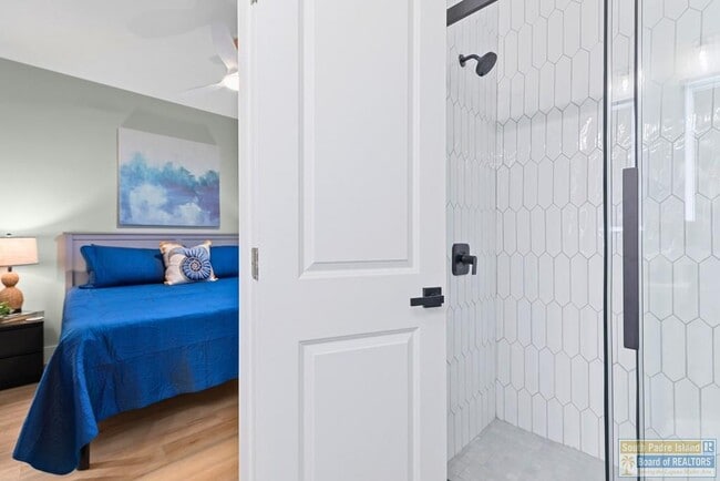 Building Photo - 111 W Sunny Isle Dr