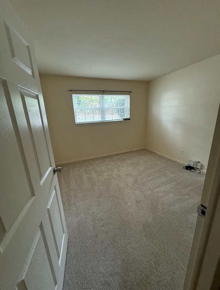 Bed 2 - 428 Montemar Ave