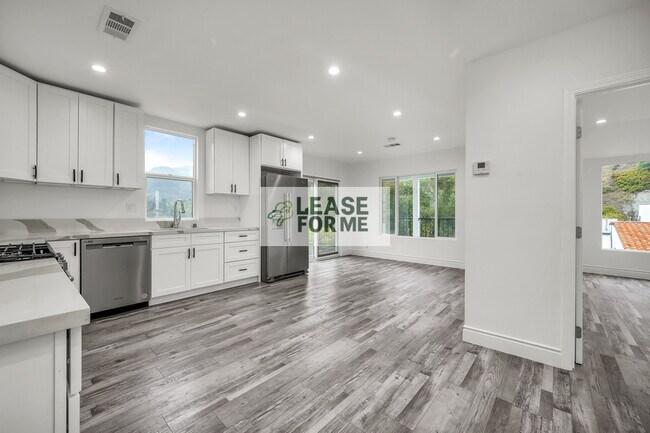 Building Photo - 9848 Portola Dr