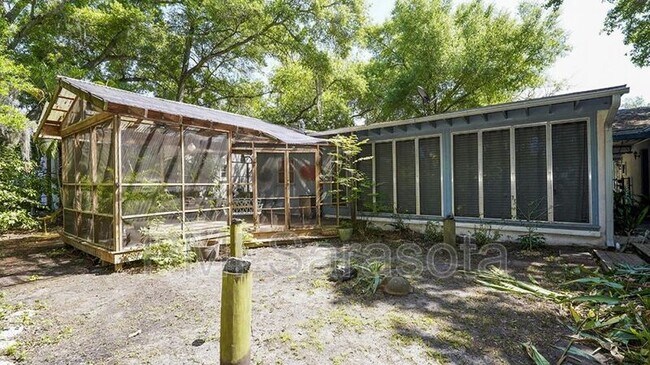 Building Photo - 404 Ohio Pl