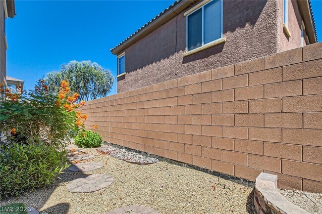 Building Photo - 665 Calamus Palm Pl