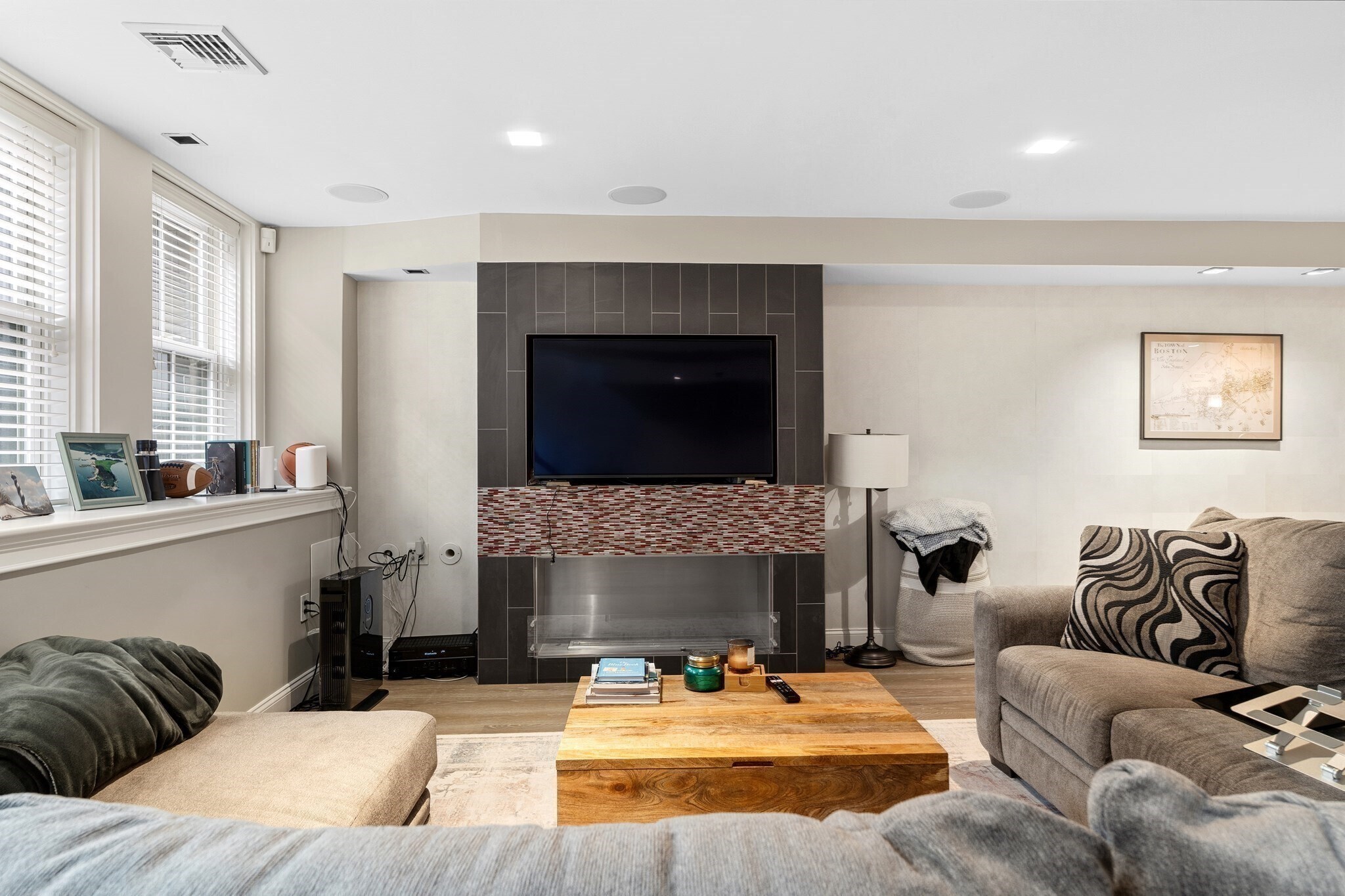 Building Photo - 98 Waltham St