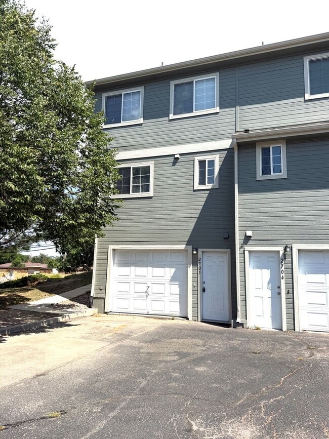 Primary Photo - Gorgeous 3 bed/2.5 bath townhome in Welby ...
