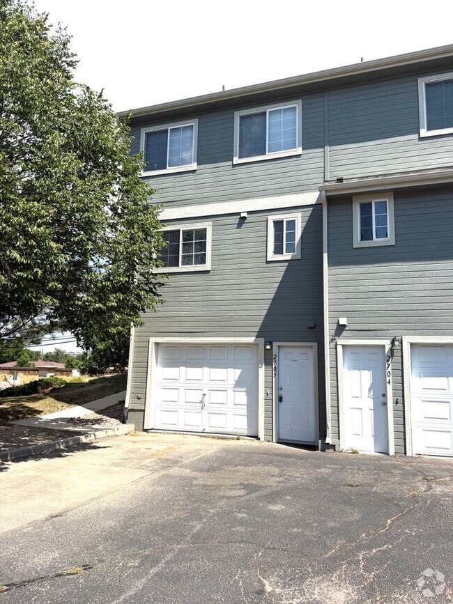 Building Photo - Gorgeous 3 bed/2.5 bath townhome in Welby ...