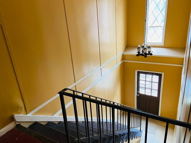 Building Photo - 3 bedrooms /2 bath Condo Available Now