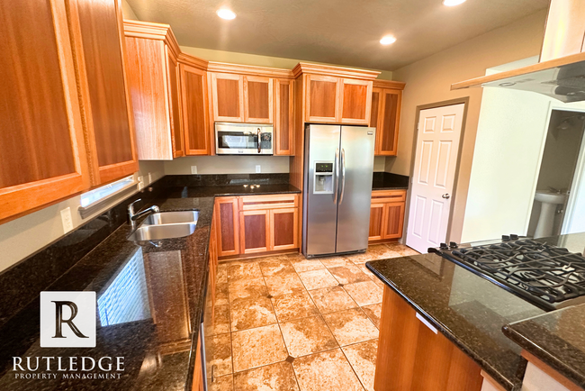 Building Photo - STUNNING 3 Bed/2.5 Bath House in Medford