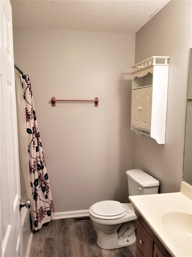 Building Photo - 8 - Hamilton Place