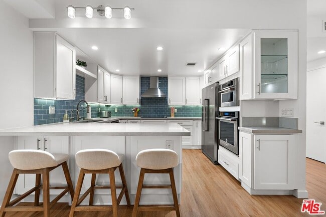 Building Photo - 321 S San Vicente Blvd