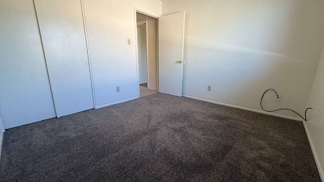 Building Photo - "Charming 2-Bedroom Townhouse in Phoenix -...