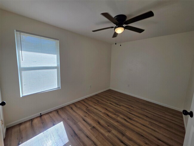 Building Photo - 5422 Pine Ave