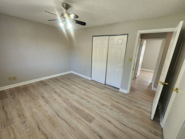 Building Photo - Lovely 4 bedroom 2 full bath bi-level home with large garage