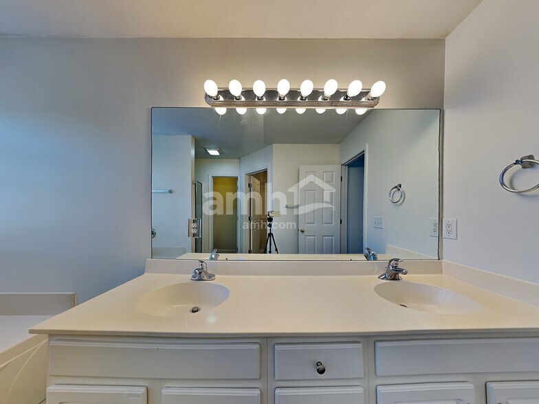 Building Photo - 508 Goatsbeard Ct