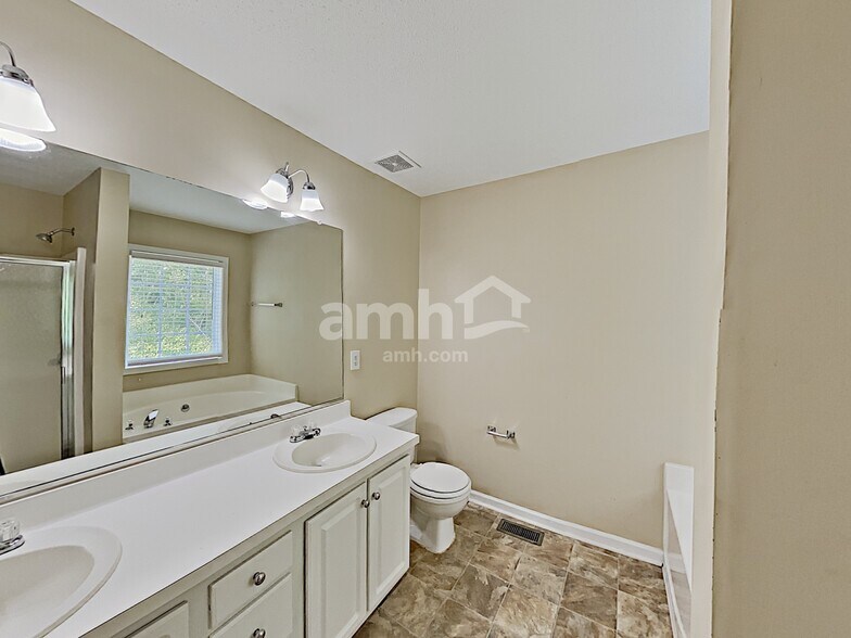 Building Photo - 5759 Newnan Cir