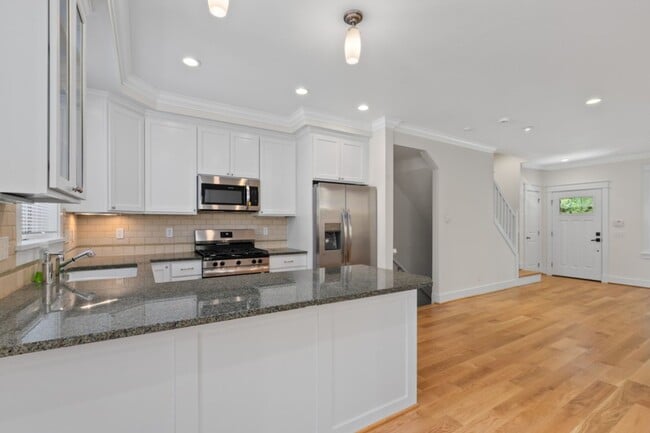 Building Photo - 3Bd/3Ba Seattle Townhouse