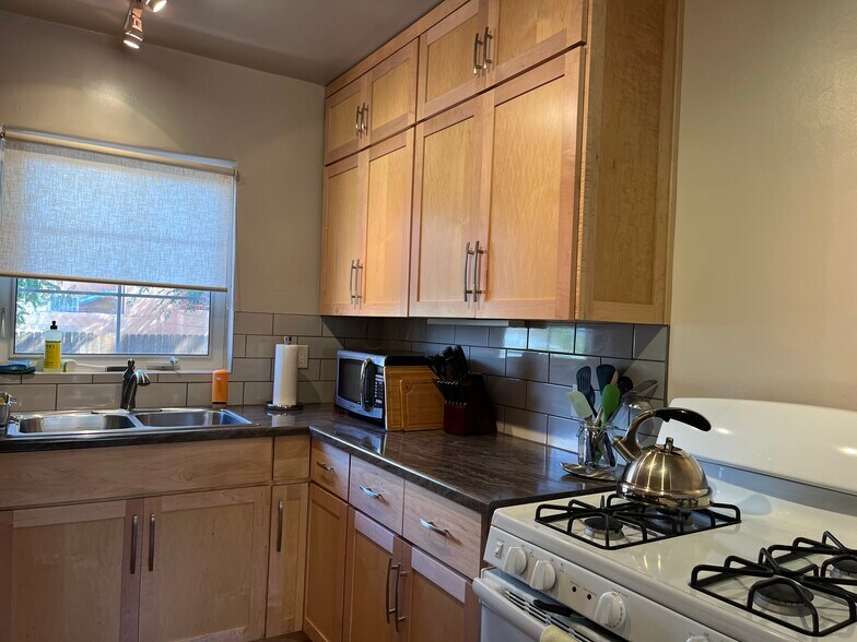 Building Photo - 732 Loma Vista Dr NE