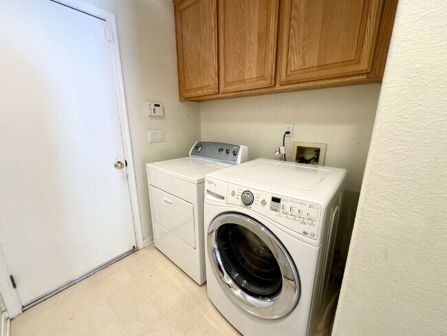 Building Photo - Bright 4 Bedroom San Jose Home With Tall Ceilings