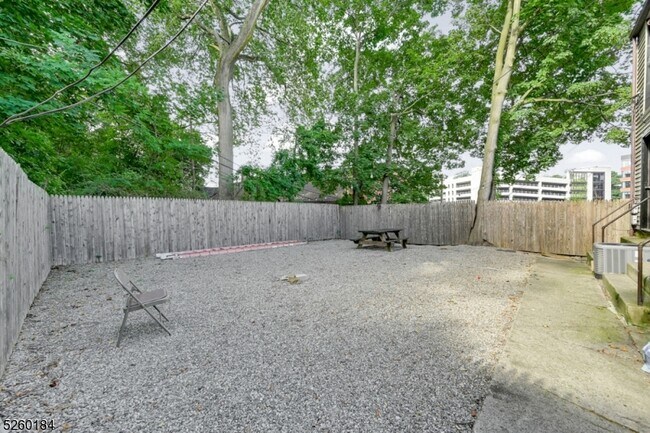 Building Photo - 38 Morris St