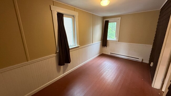 Building Photo - 5 Bedroom 2 bathroom House Available for r...