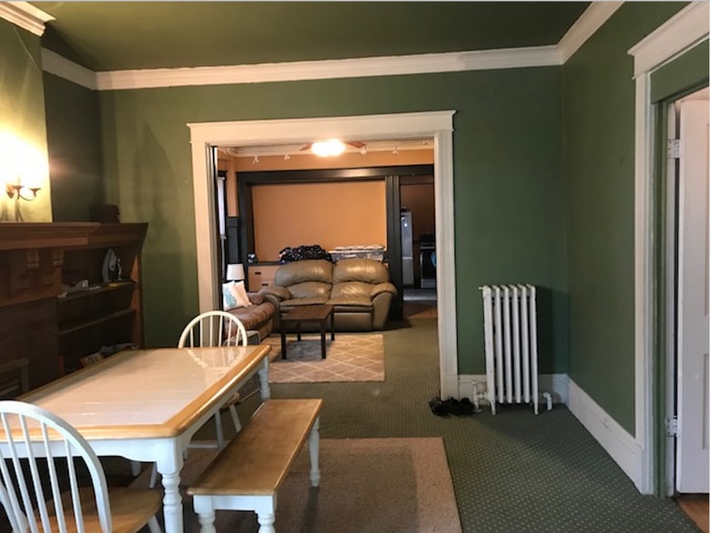 living room - 2913 N Farwell Ave