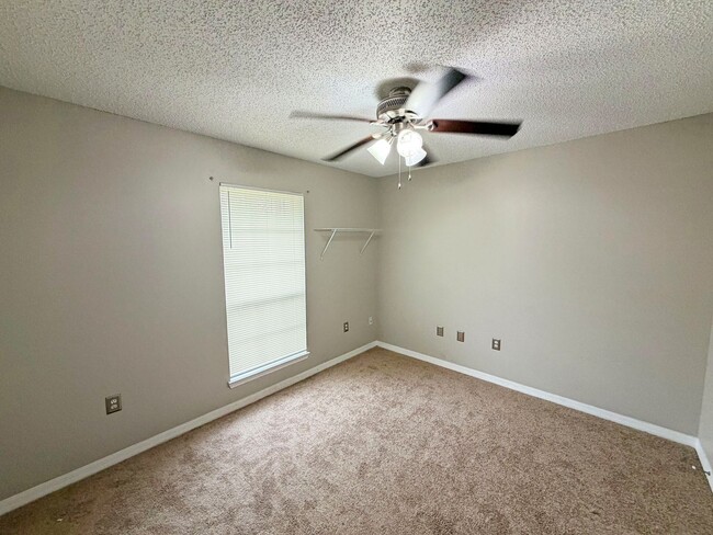 Building Photo - 7 Poinsettia Ln