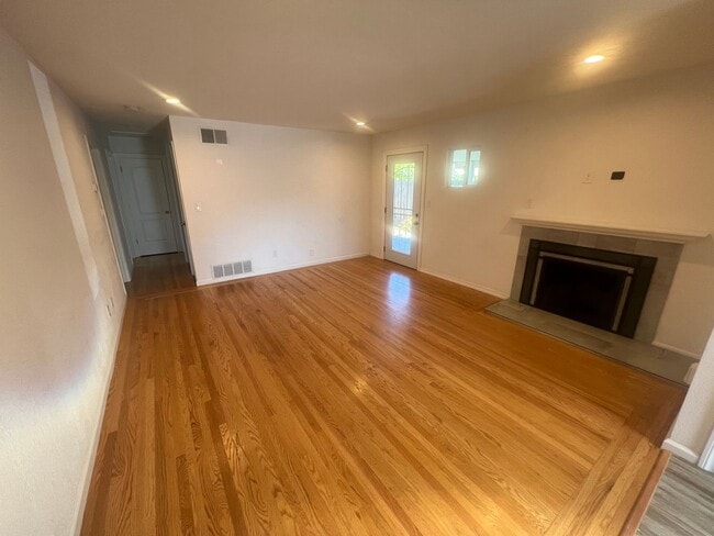 Building Photo - 880 San Mateo Ct