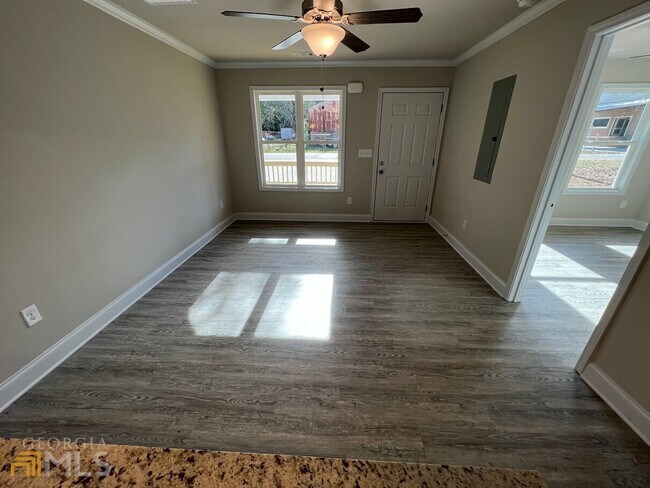 Building Photo - 250 Holly St