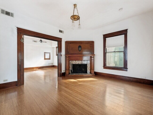 Building Photo - "Charming 4-Bedroom Home with 2 Full Baths in Vibrant Dallas Neighborhood!"