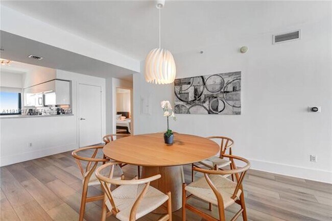 Building Photo - 601 NE 36th St