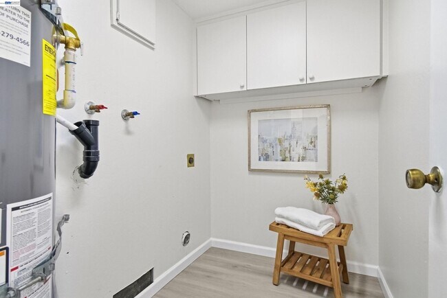 Building Photo - $3,150 / 2 BR - Updated Townhome in Prime Union City!