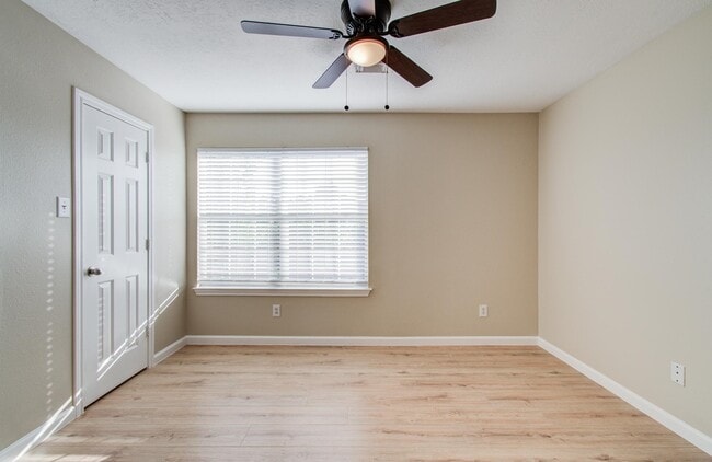Building Photo - 17230 Oakwood Chase Dr