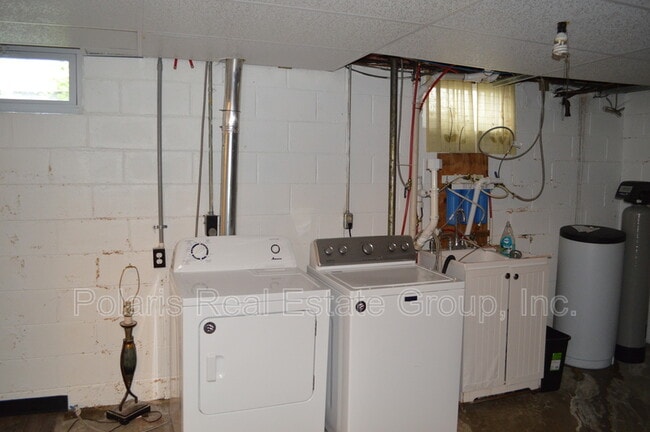 Building Photo - 6057 Rosslyn Ave