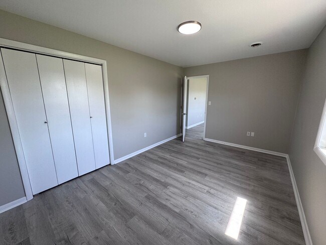 Building Photo - Connector Street 90/100