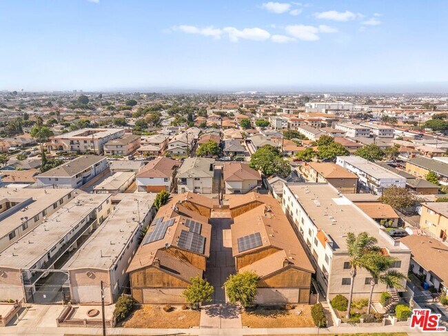 Building Photo - 4069 W Rosecrans Ave