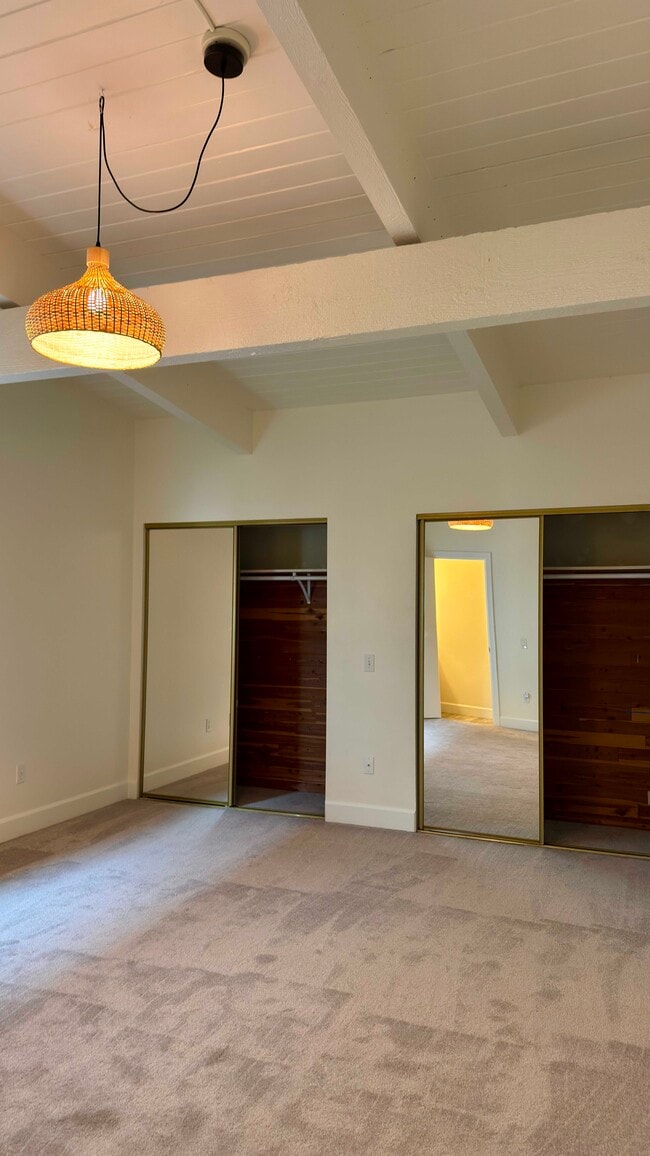 Building Photo - 3318 Beach Dr SW