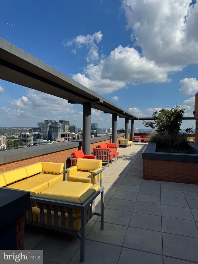 Building Photo - 2000 Clarendon Blvd