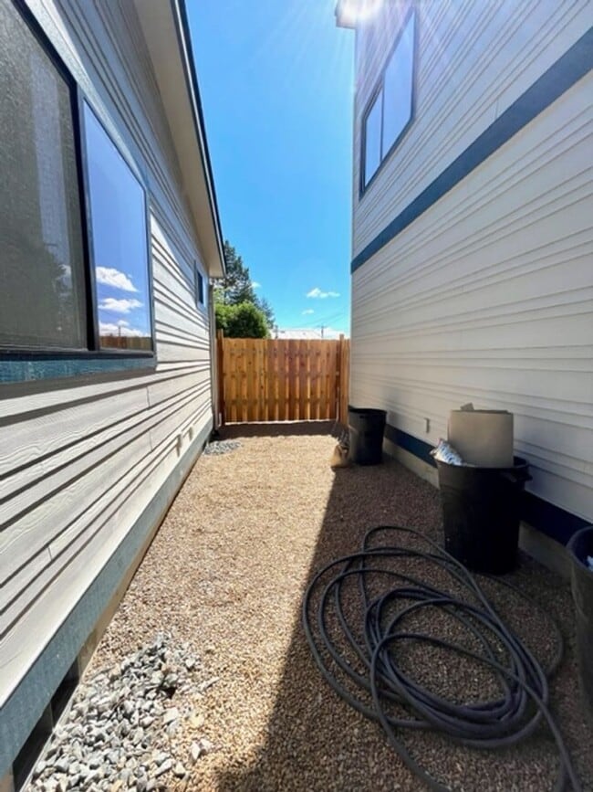 Building Photo - Hartford Duplex - 01355-HART-00