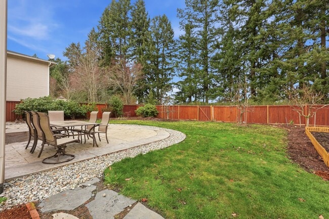 Building Photo - 3 bed 2.5 bath updated home in Tumwater School District - 2300 sq.ft. - fenced back yard.