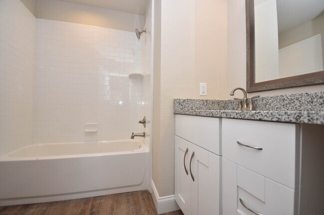 Building Photo - Luxury 3BR/3.5BA Townhome with Garage – Built in 2018