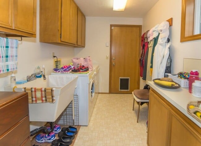 Building Photo - We have the wonderful 3 bed/2 bath you’ve been waiting for!