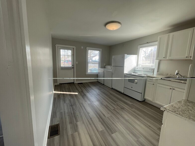 Building Photo - 209 Burdock St