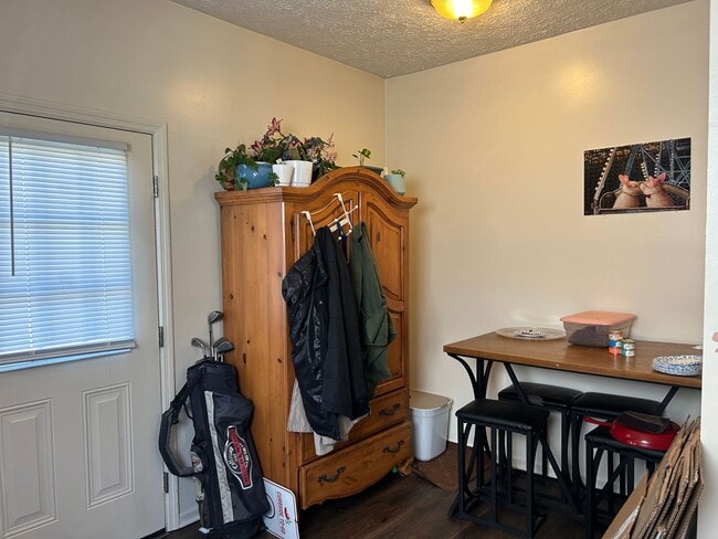 Building Photo - 2 Bedroom Duplex within walking distance o...
